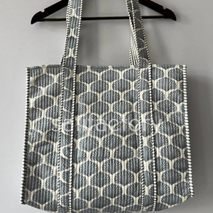 Sac fourre-tout matelassé en coton gris fait à la main Sac à bandoulière écologique pour les achats quotidiens Fermeture ouverte pour le marché de la plage - Product Image 1