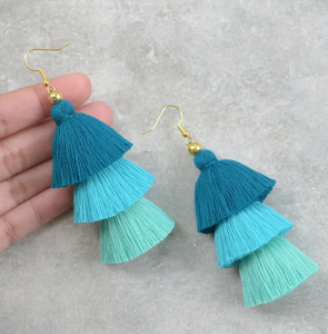 Boucles d'oreilles à franges et pompons faites à la main, effet ombré orange, quatre niveaux, dorées, longues - Product Image 2