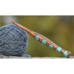 Crochet en bois de luxe fait main avec incrustation de résine, aiguilles à tricoter, outils de tissage en bois haut de gamme avec logo personnalisé pour le travail du fil - Product Image 5