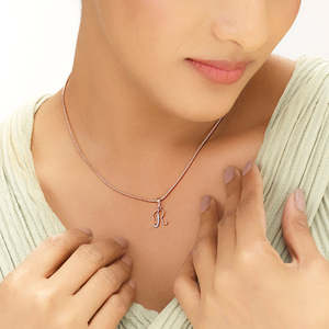 Collier avec pendentif lettre R en or 18 carats plaqué rhodium et perle pour fiançailles et mariage - Product Image 2