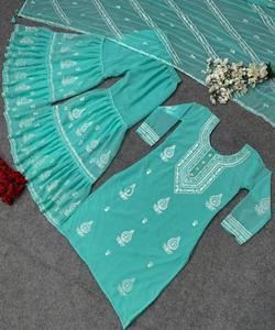 Conjunto de satén de boda lujoso con exquisito trabajo de perlas y diseño impreso glamoroso para momentos inolvidables. - Product Image 5