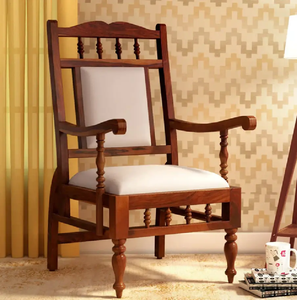 Sillón tradicional de madera con un diseño alto, husillo trasero y cojines blancos acolchados; disponible a precios al por mayor. - Product Image 1