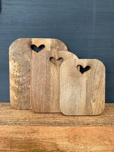 Planche à découper en bois de mangue faite à la main avec poignée de coupe en forme de coeur pour légumes et fromage dans des tailles personnalisées - Product Image 3