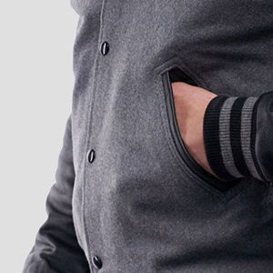 Veste de baseball universitaire à capuche pour homme de style américain, corps en laine, manches en cuir, fermeture éclair, patchwork vintage d'équipe - Product Image 4