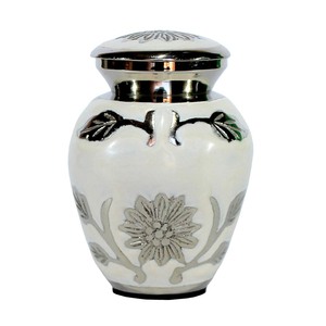 Urna Funeraria Blanca con Diseño Floral |   Urna Conmemorativa de Latón Hecha a Mano para Cenizas Humanas, Recuerdo Funerario para Adultos - Product Image 1