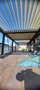 Pergola bioclimatique sur mesure avec un style moderne élégant pour les solutions d'ombrage extérieur  PERGOLA BIOCLIMATIQUE - Product Image 3