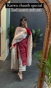 Top en soie romaine de vêtements de mariage de créateur traditionnel avec bordure de travail coupée en bas Dupatta avec broderie de séquence lourde - Product Image 2