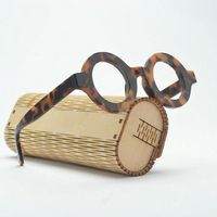 Monture de lunettes de soleil en corne de style rustique, conçue avec des motifs naturels et des bords faits à la main pour un look audacieux et élégant.