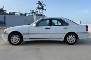 Mercedes-Benz C230 Kompressor Berline de 1999, occasion, sans réserve, 1 propriétaire, 4 cylindres suralimenté, provenance du sud, non modifié - Product Image 3