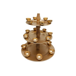 Présentoir de gâteau de forme ronde en métal à 3 niveaux au design élégant, doré, fait à la main pour un anniversaire, une fête - Product Image 1