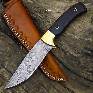Couteau de survie extérieur en acier damassé fait à la main avec gaine en cuir Lame de réparation supportée par OEM pour la chasse Camping Style Cowboy - Product Image 1