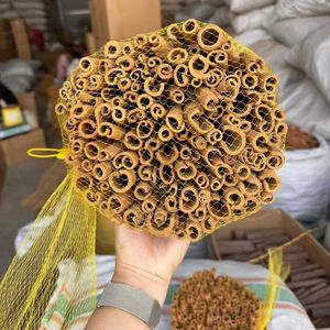 Placez la cannelle de qualité supérieure dans des pochettes <span class=keywords><strong>en</strong></span> filet, mettez-<span class=keywords><strong>les</strong></span> dans des cartons et arrangez-<span class=keywords><strong>les</strong></span> de manière soignée et attrayante. - Product Image 2