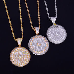 Pendentif personnalisé en or blanc 10Kt au design unique fabriqué avec des diamants de Moissanite VVs Clarity de taille ronde brillante - Product Image 4
