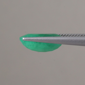 Émeraude naturelle en gros certifiée IGI, taille ovale de 5,30 carats, 13x10,5 mm, vert premium, qualité excellente, traitement Panna (cire/huile) - Product Image 2