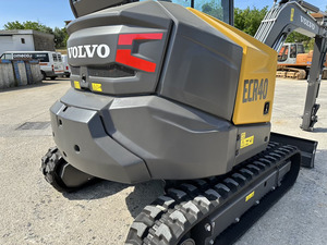 Mini-excavatrice sur chenilles Volvo ECR40 compacte pour travaux d'excavation, de construction et agricoles - Product Image 1