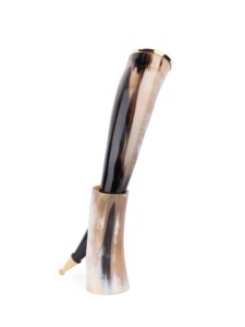 Verre à boire artisanal en corne de buffle avec finition naturelle et support traditionnel pour la présentation de méad ou d'ale de style viking - Product Image 5