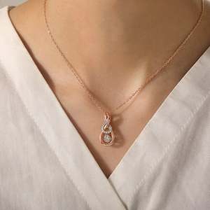สร้อยคอ Jeulia Custom Infinity Dance Birthstone ประดับโมอิสซาไนต์แบบฝังกรงเล็บชุบโรเดียม - Product Image 6