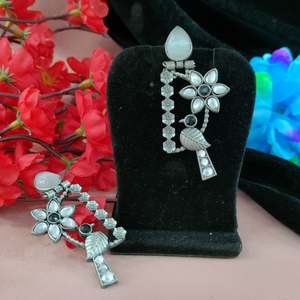 Boucles d'oreilles goutte oxydées de conception Unique de haute qualité bijoux ethniques indiens traditionnels pour les festivals de mariage vêtements décontractés - Product Image 5