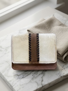 Sac bandoulière minimaliste en cuir de vachette avec garniture en cuir noir et détails de couture, fermeture à rabat, style toutes saisons, mini sac - Product Image 6