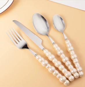 Ensemble de couverts en argent avec manche en perles roses, idéal pour la mise en scène de table élégante et les cadeaux, vaisselle - Product Image 6