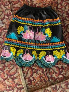 กระโปรงสั้นมินิเอ-ไลน์อัดพลีทสำหรับผู้หญิงกระโปรงสั้นปักลายดอกไม้เอวยางยืดมีเชือกผูกขนาดเล็กอินเทรนด์ใหม่ - Product Image 1