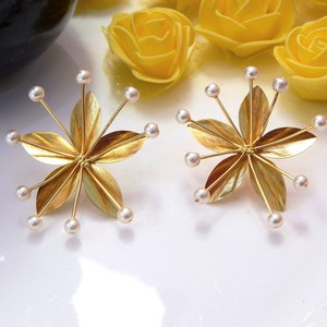 Boucles d'oreilles clous dorées élégantes et tendance à motif floral, pour femme, plaqué or 14 carats, faites à la main, avec perles et sertissage clos en laiton - Product Image 1