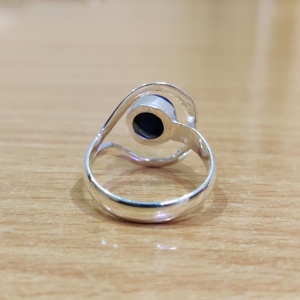 Bague en argent en pierre de lapis bleu élégant petits bijoux en pierre pour les fêtes de mariage anniversaires grossistes d'Inde - Product Image 4