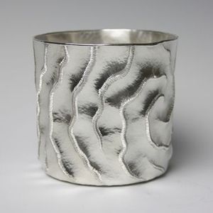 Jarrón de Metal plateado con textura retorcida, decoración artesanal de lujo, pieza de acento moderno para centro de mesa, interiores de hogar y oficina - Product Image 6