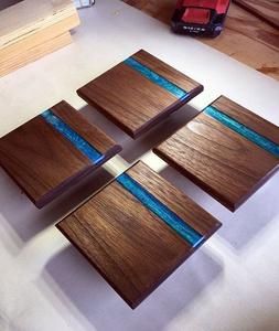 Ensemble de 4 sous-verres élégants et modernes en bois et résine avec support, sous-verres pour boissons pour la protection du dessus de table, idéal pour Noël, mariage - Product Image 4