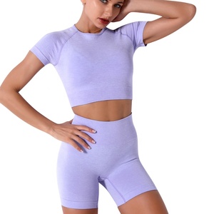 Ensemble crop top et short biker en coton confortable avec logo personnalisé, design printemps-été, pour femmes, ensemble deux pièces. - Product Image 1