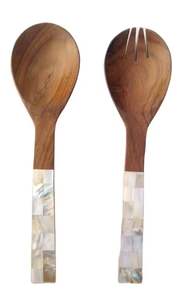 Paire de serveurs à salade en bois foncé fait à la main avec ustensiles de cuisine tendance - Product Image 4