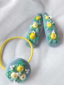 Pinces à cheveux élastiques sur mesure avec broderie complexe, idéales pour les magasins d'accessoires de cheveux pour la revente avec des paillettes travaillent dessus. - Product Image 2