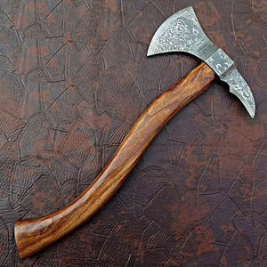 Hache en acier à motif artisanal personnalisé, outil d'extérieur avec manche en bois naturel pour le camping, le bushcraft, l'aventure et l'utilité - Product Image 3