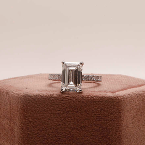 Bague en diamant CVD de laboratoire taille émeraude de 1,50 carat / Halo caché avec pavé demi-éternité - Parfaite pour les fiançailles - Product Image 6