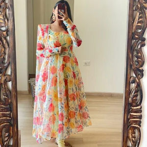 Robe en satin georgette Fab Zone avec imprimé floral unique, nettoyage à sec pour toutes les occasions - Vêtements ethniques indiens et pakistanais - Product Image 1