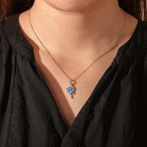 Pendentif Cœur Torsadé en Ruban Or 14 carats, Or 18 carats, Platine, Or Rose, Zircon, Diamant, Topaze, Perle, Plaqué Rhodium, Idéal pour un Cadeau - Product Image 3