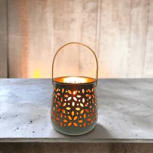 Lanterne à bougie géométrique en métal et en verre avec une poignée robuste pour un éclairage d'ambiance chaleureux et une décoration intérieure et extérieure élégante - Product Image 6