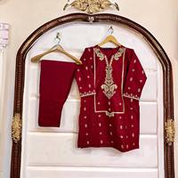 Robe Anarkali indienne longue STITCHED KN SABZAZAR en soie Banarasi et tissu modal de rayonne, édition longue, prix 1799/-.
