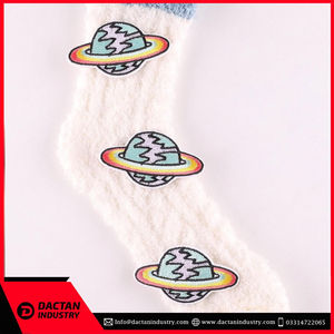 Vente en gros de patchs de broderie à la mode nouveau design avec logo personnalisé brodé sur tissu avec résine plastique à vendre - Product Image 3