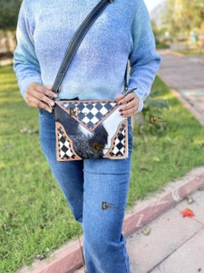 Bolso de Hombro de Cuero Vacuno con Diseño de Cuadros Grabado a Mano, Estilo Bohemio Vintage, Hecho a Mano, Elegante - Product Image 5