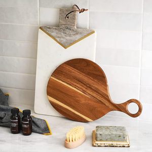 Tabla de queso de madera de olivo hecha a mano con asa Tabla de pizza de madera Tabla de cortar de madera de bambú para cocina de ARTISAN AURA - Product Image 3