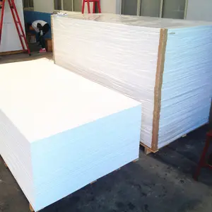 Panneau de mousse de PVC dur imperméable à haute densité de 1-20mm, feuille de PVC blanche/couleur personnalisée pour panneau de Construction publicitaire