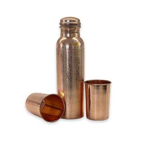 Botella de cobre tradicional con vasos a juego para una hidratación saludable Vida sostenible Comedor en casa Y REGALOS FESTIVOS - Product Image 6