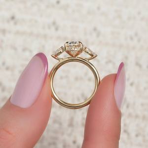 Anillo de compromiso de tres piedras CZ de corte ovalado de 7x9mm con piedras laterales de pera en oro | Joyería de propuesta nupcial - Product Image 4