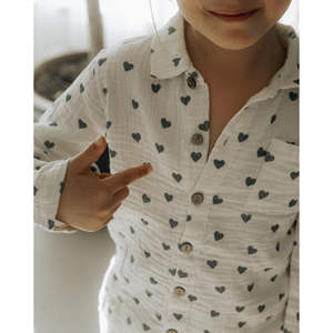 Camisa de Lino Orgánico con Estampado de Corazones y Elementos de Moda Sencilla - Product Image 1