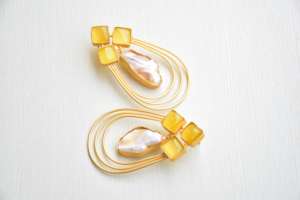 ต่างหูทองเหลืองชุบทองประดับมุกและหินกึ่งมีค่าธรรมชาติ ชุบทอง 18K ดีไซน์ลายเฉพาะตัว - Product Image 5