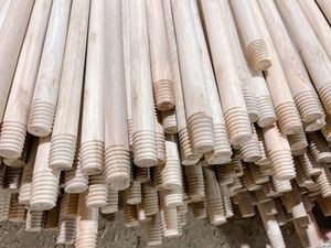 Palo de escoba de madera natural hecho en Vietnam con lijado y superficie lisa - Product Image 3