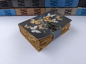 หนังสือคาถา A5วินเทจทำด้วยมือพร้อมโลโก้ที่กำหนดเองปกนุ่มปกหนังเกลียวจัดระเบียบวารสารโรงเรียนไดอารี่กล่องของขวัญ - Product Image 4