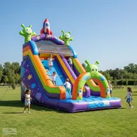 Grand toboggan gonflable d'extérieur sur le thème des extraterrestres