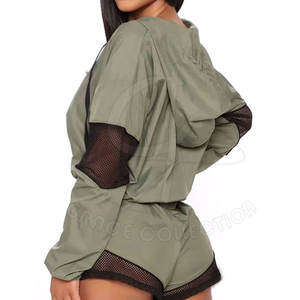 Conjuntos de dos piezas a prueba de viento con cremallera frontal para conjuntos cortavientos de mujer de estilo de patrón personalizado con capucha - Product Image 4